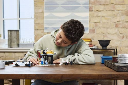 Set 76311